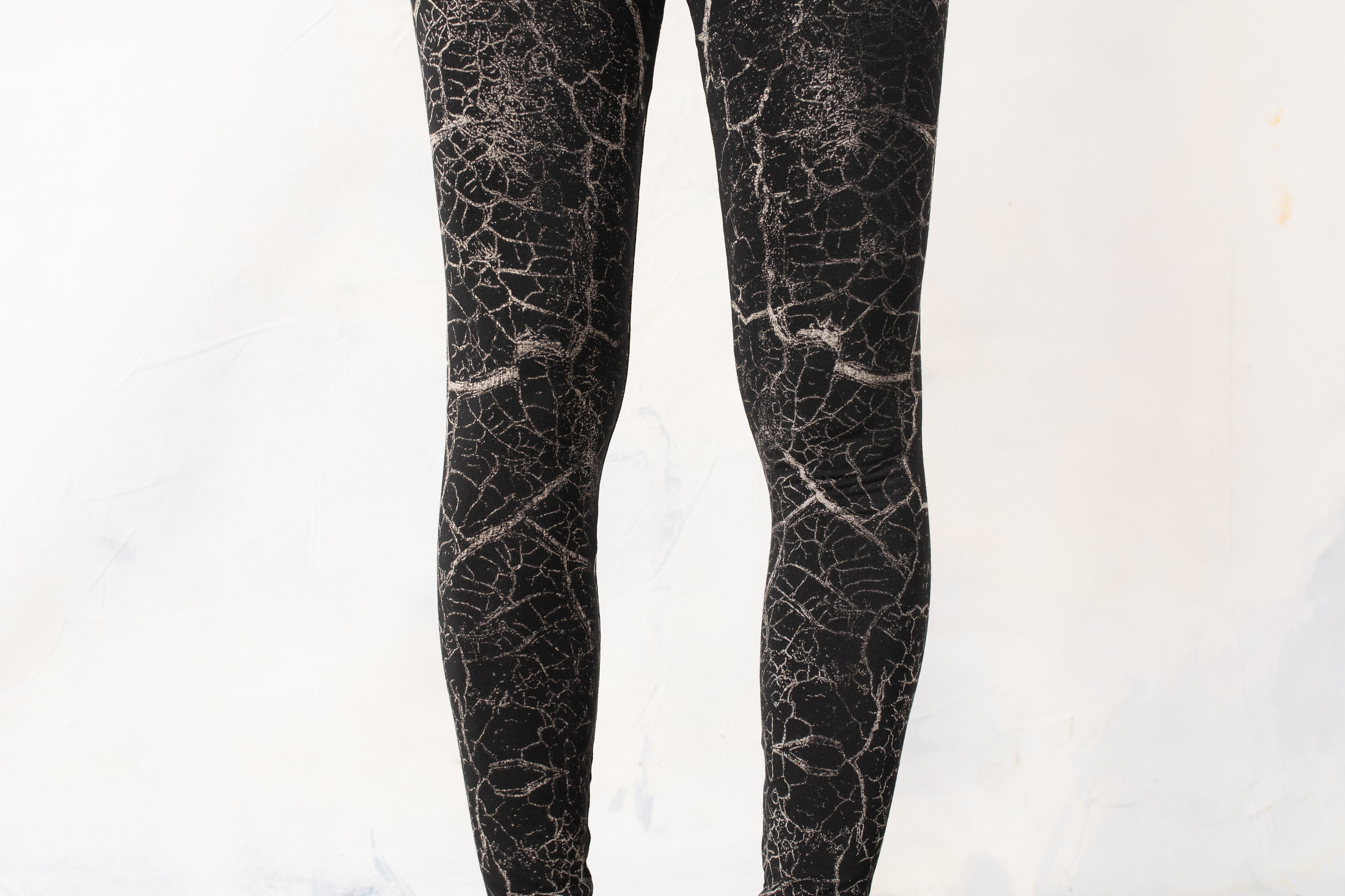 LEGGINGS with an abstract cracked Earth Pattern - unisex - black-gray-beige