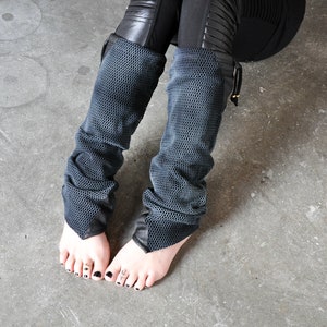 POIGNETS aspect filet - jambières, guêtres avec perles et simili cuir - noir-gris
