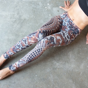 LEGGINGS mit abstraktem Blumenmuster - Batik, Schnurbatik, Knüpfbatik, Tie-Dye - unisex - beige-braun-jeansblau