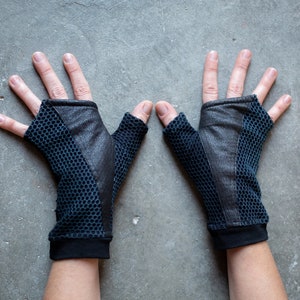 PULSE WARMERS em MESH LOOK - aquecedores de braços, aquecedores de mãos com couro sintético - distopia, cyberpunk - unissex - preto-cinza