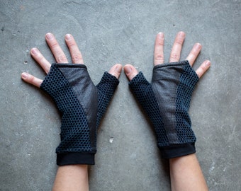 WRIST WARMERS in Net Look - Arm Warmers, Hand Warmers, Fingerless Gloves - with Artificial Leather - unisex - black-gray