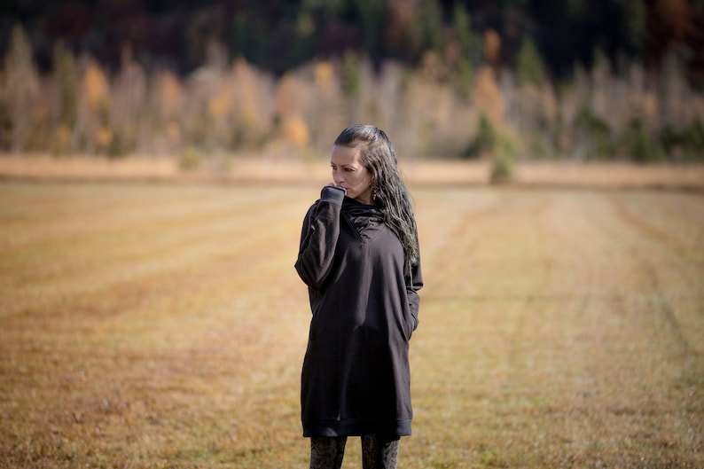 PULLOVER-KLEID mit großer Kapuze und Taschen Secret Pocket schwarz Bild 4