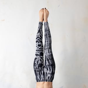 LEGGINGS mit abstrakten Rauten Batik, Schnurbatik, Knüpfbatik, Tie-Dye unisex schwarzgrau-weiß Bild 1