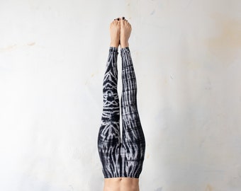 LEGGINGS avec losanges abstraits - batik, batik, batik noué, tie-dye - unisexe - noir gris et blanc