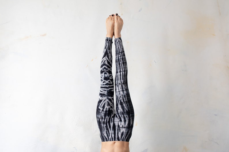 LEGGINGS mit abstrakten Rauten Batik, Schnurbatik, Knüpfbatik, Tie-Dye unisex schwarzgrau-weiß Bild 1