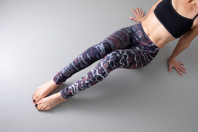 LEGGINGS mit Tiger und Leopardenoptik Akrobatik, Yoga, Acroyoga Batik, Schnurbatik, Knüpfbatik, Tie-Dye unisex braun-blaugrau Bild 4