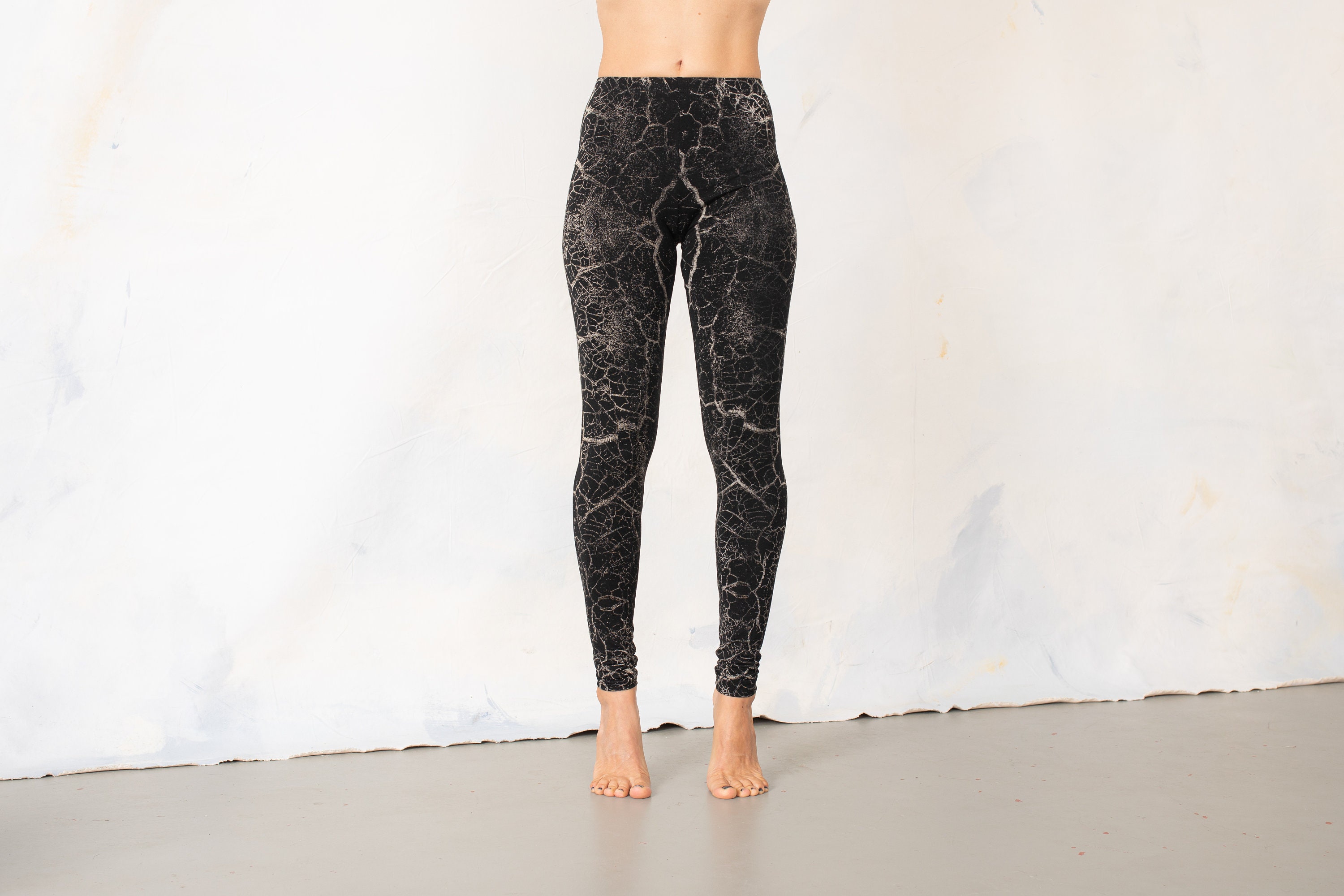 LEGGINGS with an abstract cracked Earth Pattern - unisex - black-gray-beige