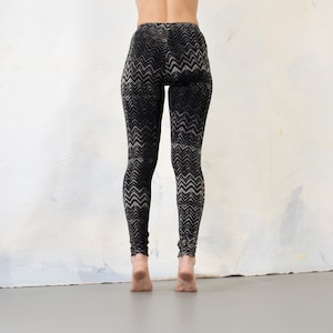 LEGGINGS with an abstract WAVE PATTERN Underwater Look black-gray-beige zdjęcie 2