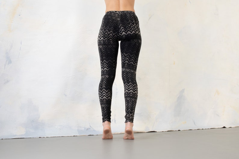 LEGGINGS with an abstract WAVE PATTERN Underwater Look black-gray-beige zdjęcie 2