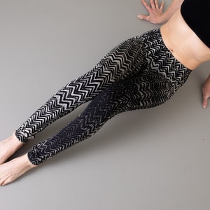 LEGGINGS with an abstract WAVE PATTERN Underwater Look black-gray-beige zdjęcie 6