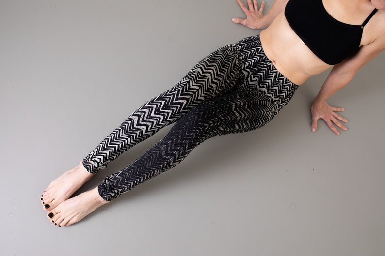 LEGGINGS with an abstract WAVE PATTERN Underwater Look black-gray-beige zdjęcie 6