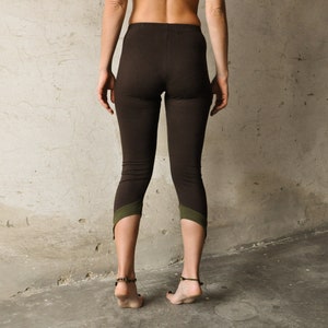 LEGGINGS 3/4 / Capri con coda e perle marrone-verde oliva immagine 4