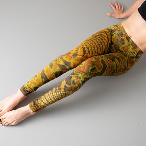 LEGGINGS mit abstraktem Blumenmuster Batik, Schnurbatik, Knüpfbatik, Tie-Dye unisex senf-braun Bild 1