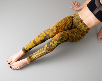 LEGGINGS met abstract bloemmotief - batik, batik, tie-dye, tie-dye - unisex - mosterdbruin