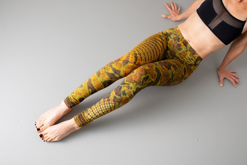 LEGGINGS mit abstraktem Blumenmuster Batik, Schnurbatik, Knüpfbatik, Tie-Dye unisex senf-braun Bild 1