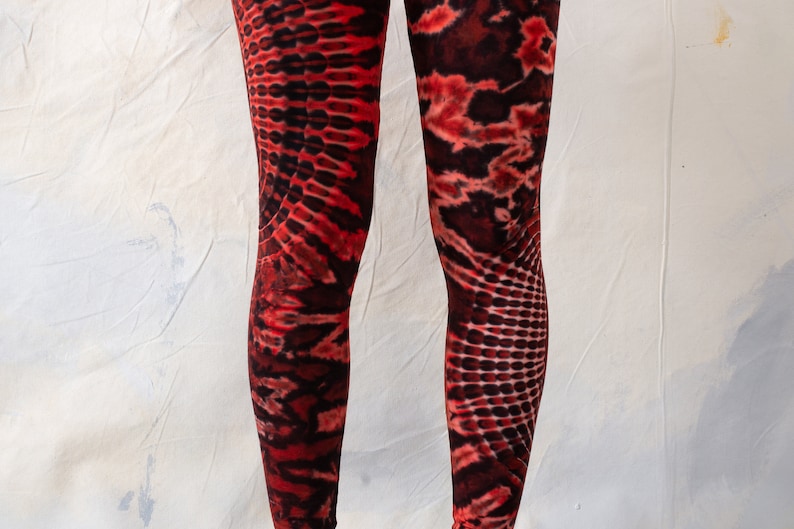 LEGGINGS mit abstraktem Blumenmuster Batik, Schnurbatik, Knüpfbatik, Tie-Dye unisex flashy red, hochrot Bild 5