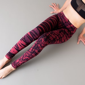 LEGGINGS mit Tiger und Leopardenoptik Batik, Tie-Dye unisex schwarz-rot-violett Bild 7