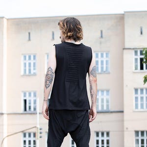 TANKTOP - mit Nähten am Rücken und Raw Neck - schwarz