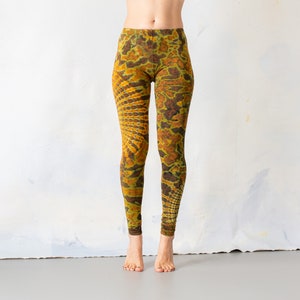 LEGGINGS mit abstraktem Blumenmuster Batik, Schnurbatik, Knüpfbatik, Tie-Dye unisex senf-braun Bild 2