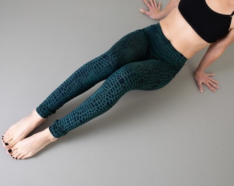 LEGGINGS mit abstraktem Alligator-Muster - unisex - blau-grün