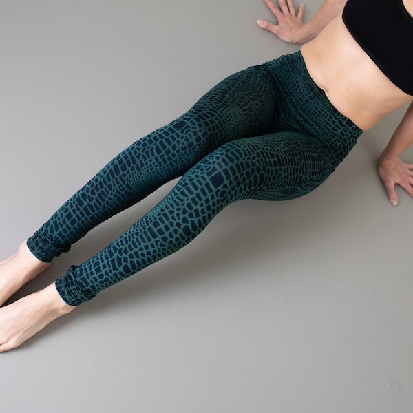 LEGGINGS mit abstraktem Alligator-Muster - unisex - blau-grün