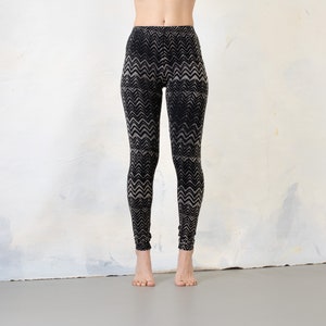 LEGGINGS with an abstract WAVE PATTERN Underwater Look black-gray-beige zdjęcie 1