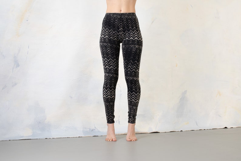 LEGGINGS with an abstract WAVE PATTERN Underwater Look black-gray-beige zdjęcie 1