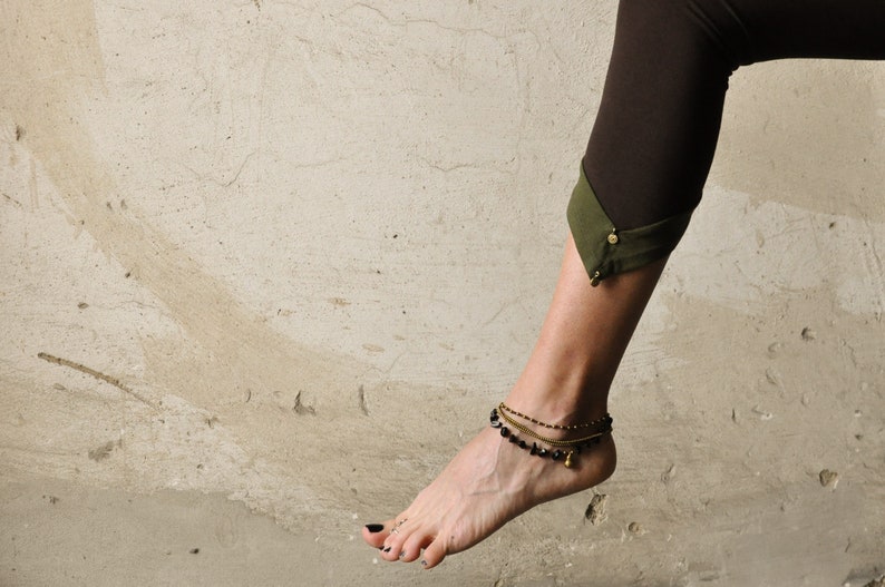 LEGGINGS 3/4 / Capri con coda e perle marrone-verde oliva immagine 6