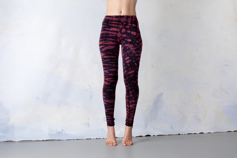 LEGGINGS mit Tiger und Leopardenoptik Batik, Tie-Dye unisex schwarz-rot-violett Bild 2