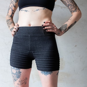 SHORTS mit Nähten Short Pants, Hot Pants, Yoga Shorts dunkelgrau Bild 1