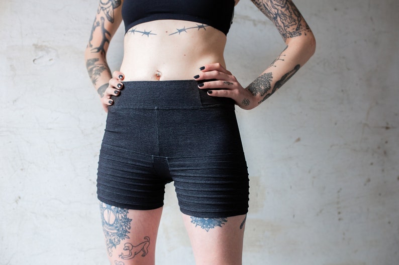 SHORTS mit Nähten Short Pants, Hot Pants, Yoga Shorts dunkelgrau Bild 1