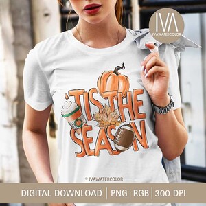 Puede incluir: Camiseta blanca con el texto "'Tis the Season" en naranja, con una calabaza, una taza de caf&eacute;, una hoja y un gr&aacute;fico de f&uacute;tbol americano. La camiseta tambi&eacute;n incluye el texto "DIGITAL DOWNLOAD | PNG | RGB | 300 DPI".
