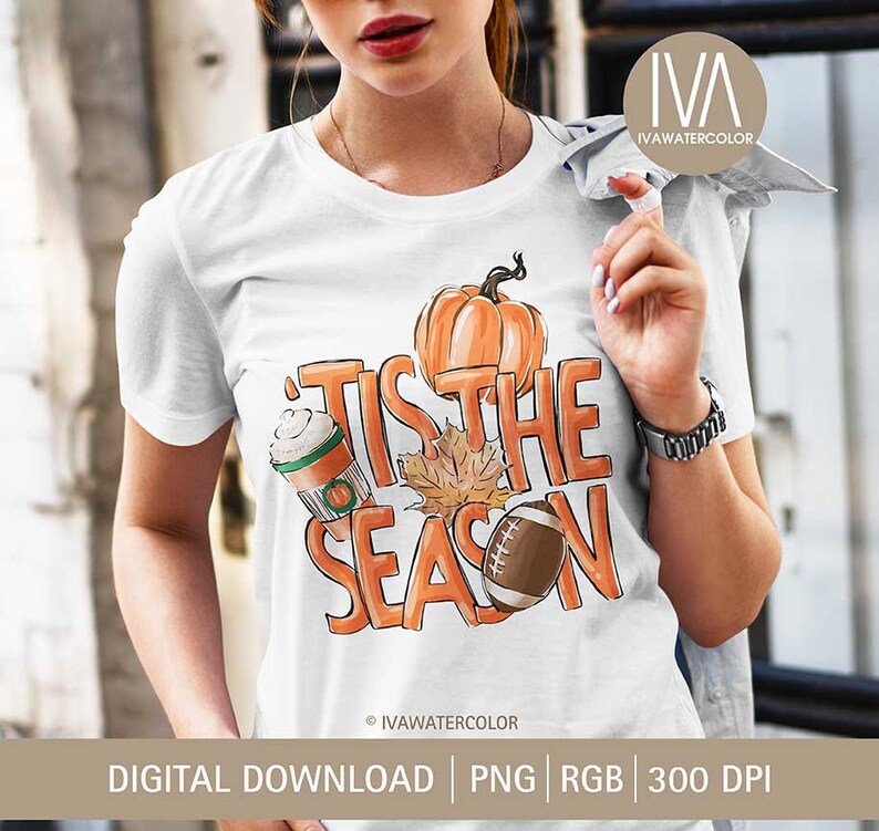Puede incluir: Camiseta blanca con el texto "'Tis the Season" en naranja, con una calabaza, una taza de caf&eacute;, una hoja y un gr&aacute;fico de f&uacute;tbol americano. La camiseta tambi&eacute;n incluye el texto "DIGITAL DOWNLOAD | PNG | RGB | 300 DPI".