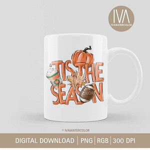 Puede incluir: Taza de cer&aacute;mica blanca con un dise&ntilde;o de oto&ntilde;o. La taza presenta el texto "'Tis the Season" en naranja, junto con ilustraciones de una calabaza, un bal&oacute;n de f&uacute;tbol americano, una hoja de oto&ntilde;o y un caf&eacute; con leche de calabaza.