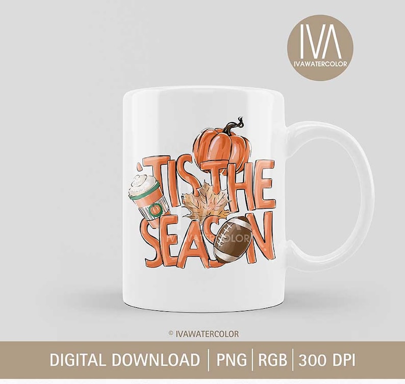 Puede incluir: Taza de cer&aacute;mica blanca con un dise&ntilde;o de oto&ntilde;o. La taza presenta el texto "'Tis the Season" en naranja, junto con ilustraciones de una calabaza, un bal&oacute;n de f&uacute;tbol americano, una hoja de oto&ntilde;o y un caf&eacute; con leche de calabaza.