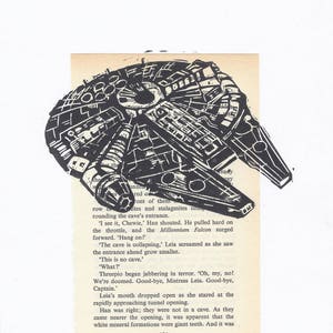 K&ouml;nnte beinhalten: Eine Schwarzwei&szlig;illustration des Raumschiffs Millennium Falcon aus Star Wars. Das Bild stammt aus einem Buch und enth&auml;lt Text aus der Geschichte. Der Text lautet: 'Ich sehe ihn, Chewie', rief Han. Er zog den Gashebel fest an, und der Millennium Falcon schoss nach vorne. 'Haltet euch fest!' 'Die H&ouml;hle st&uuml;rzt ein', schrie Leia, als sie sah, wie der Eingang vor ihnen immer kleiner wurde. 'Das ist keine H&ouml;hle.' 'Was?' Threepio begann in Panik zu plappern. 'Oh, nein, nein! Wir sind verloren. Lebe wohl, Meisterin Leia. Lebe wohl, Captain.' Leias Mund fiel offen herunter, als sie auf die sich schnell n&auml;hernde Tunnel&ouml;ffnung starrte. Han hatte Recht; sie waren nicht in einer H&ouml;hle. Als sie sich der &Ouml;ffnung n&auml;herten, wurde deutlich, dass die wei&szlig;en Mineralformationen riesige Z&auml;hne waren. Und es war 121