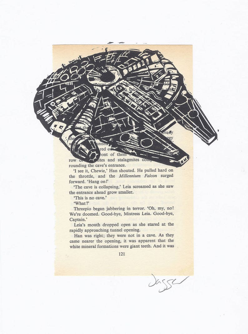 K&ouml;nnte beinhalten: Eine Schwarzwei&szlig;illustration des Raumschiffs Millennium Falcon aus Star Wars. Das Bild stammt aus einem Buch und enth&auml;lt Text aus der Geschichte. Der Text lautet: 'Ich sehe ihn, Chewie', rief Han. Er zog den Gashebel fest an, und der Millennium Falcon schoss nach vorne. 'Haltet euch fest!' 'Die H&ouml;hle st&uuml;rzt ein', schrie Leia, als sie sah, wie der Eingang vor ihnen immer kleiner wurde. 'Das ist keine H&ouml;hle.' 'Was?' Threepio begann in Panik zu plappern. 'Oh, nein, nein! Wir sind verloren. Lebe wohl, Meisterin Leia. Lebe wohl, Captain.' Leias Mund fiel offen herunter, als sie auf die sich schnell n&auml;hernde Tunnel&ouml;ffnung starrte. Han hatte Recht; sie waren nicht in einer H&ouml;hle. Als sie sich der &Ouml;ffnung n&auml;herten, wurde deutlich, dass die wei&szlig;en Mineralformationen riesige Z&auml;hne waren. Und es war 121