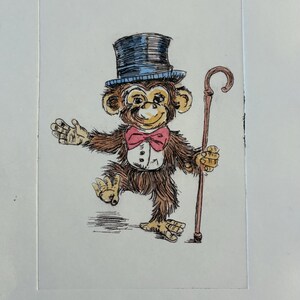 Op de afbeelding: Een grillige illustratie van een aap gekleed in een hoge hoed, vlinderdas en vest, met een wandelstok. De aap wordt afgebeeld in een speelse pose, met een glimlachende uitdrukking. Het kunstwerk is in vintage stijl.