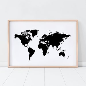 Puede incluir: Una impresión de mapa del mundo en blanco y negro en un marco de madera claro.