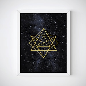 Op de afbeelding: Een gouden geometrische stervorm op een zwarte achtergrond met een witte lijst. De achtergrond heeft een subtiel blauw aquareleffect met witte stippen.
