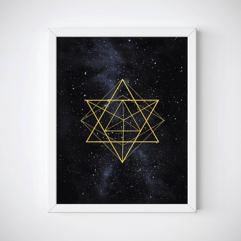 Op de afbeelding: Een gouden geometrische stervorm op een zwarte achtergrond met een witte lijst. De achtergrond heeft een subtiel blauw aquareleffect met witte stippen.