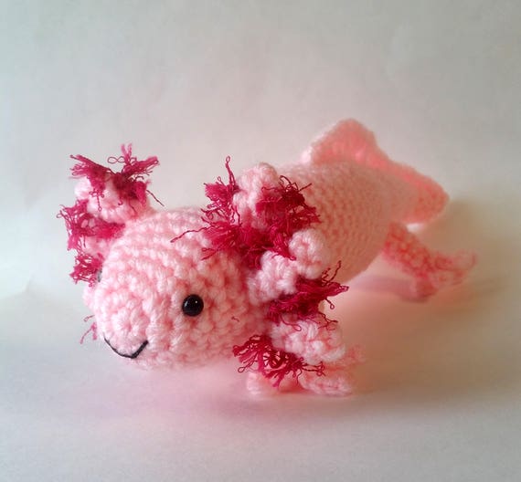 Аксолотль амигуруми схема. Вязаный аксолотль. Аксолотль амигуруми вязание. Аксолотль амигуруми вязание крючком. Аксолотль игрушка вязаная.