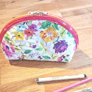 Zipper Bag in Tropical Florals, Quilted and Handmade in Washable Cotton, 8.5&quot; wide