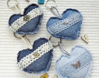 Puede incluir: Cuatro llaveros en forma de corazón hechos de tela vaquera, cada uno con un diseño diferente. Los llaveros presentan detalles de encaje blanco y adornos metálicos decorativos. Pequeños botones de madera en forma de corazón.