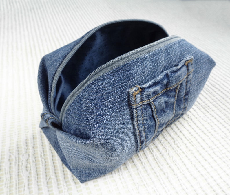 Borsa per il trucco, borsa per cosmetici in denim blu, custodia con cerniera, custodia squadrata, custodia papillon, custodia per il trucco, denim riciclato, regalo vegano ecologico With grey zip