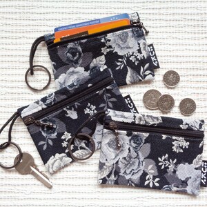 Sleutelzakje, platte portemonnee, kaartportemonnee zwart denim met bloemen, rozen, klein cadeau voor haar, veganistisch cadeau, sleutelhanger, ritszakje, geüpcycled