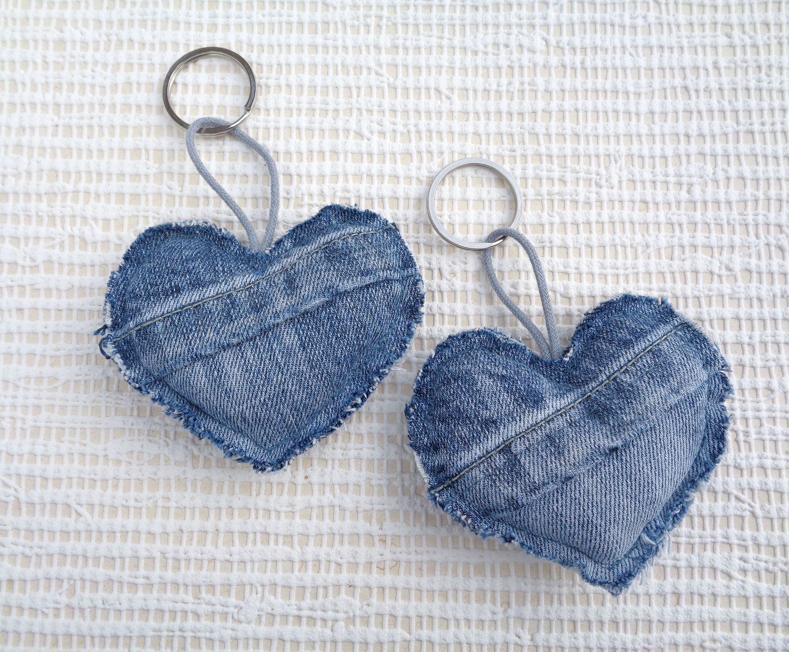 Portachiavi In Plastica Trasparente A Forma Di Cuore Con Scritte Sausages I Love - BadgeBeast