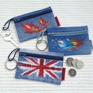 Mini carteira com desenho à mão, chaveiro, porta-moedas em jeans, bolsa plana com zíper pequeno, bolsa para chaves em jeans, presente ecológico, bandeira britânica Union Jack, pena