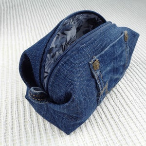 Borsa per il trucco, borsa per cosmetici in denim blu, custodia con cerniera, custodia squadrata, custodia papillon, custodia per il trucco, denim riciclato, regalo vegano ecologico With dark zip