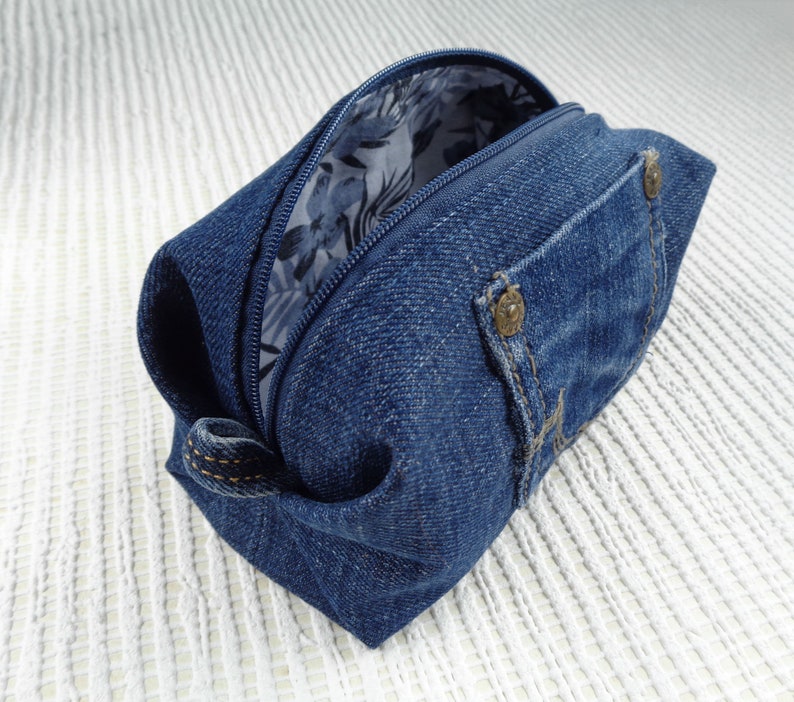 Borsa per il trucco, borsa per cosmetici in denim blu, custodia con cerniera, custodia squadrata, custodia papillon, custodia per il trucco, denim riciclato, regalo vegano ecologico With dark zip